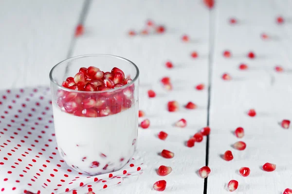 Jelly gelatin cream dessert or panna cotta with pomegranate seed — Stock Photo, Image