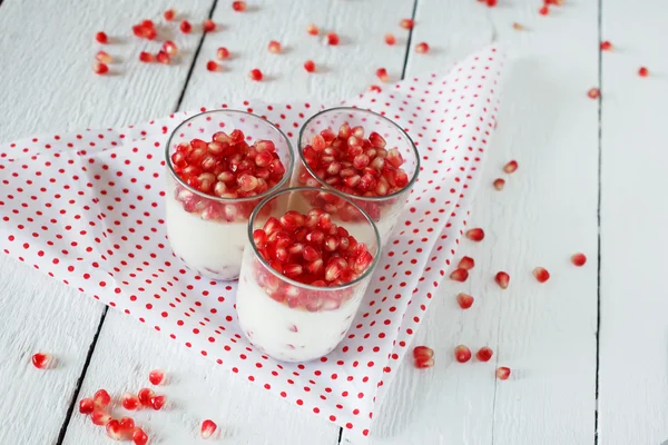 Zdrowy glutenu wolne panna cotta deser z pestek granatu — Zdjęcie stockowe