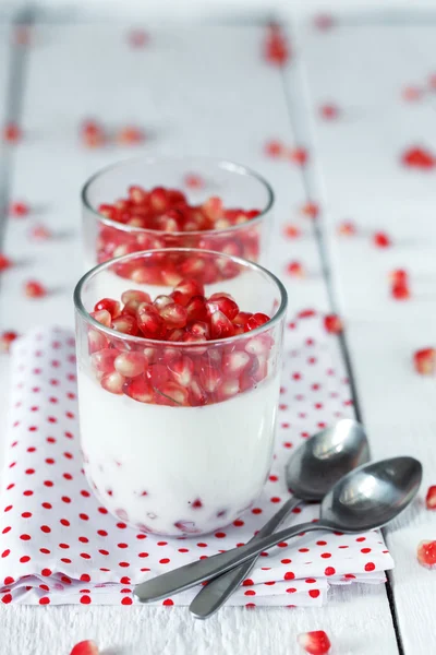 Delicious dessert  pannacotta with fresh pomegranate seeds in a — Stock Photo, Image