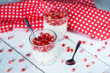 Sağlıklı gluten ücretsiz panna cotta tatlı nar taneleri ile