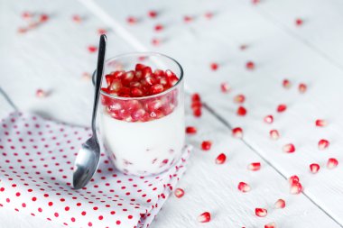 Lezzetli tatlı pannacotta bir g taze nar taneleri ile