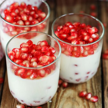 Closeup Delicious tatlı bir glas taze nar taneleri ile