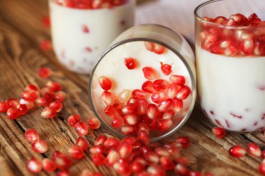 Closeup Delicious tatlı bir glas taze nar taneleri ile