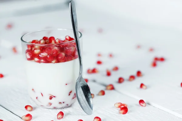 Jelly gelatin cream dessert or panna cotta with pomegranate seed — Stock Photo, Image