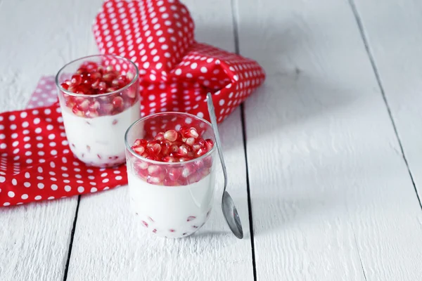 Pannacotta deser z świeży owoc granatu nasion w g — Zdjęcie stockowe