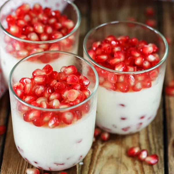 Closeup Delicious dessert with fresh pomegranate seeds in a glas — Stock Photo, Image