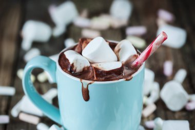 Kupa dolu sıcak çikolata ve şekerleme ve şeker, coseup ile