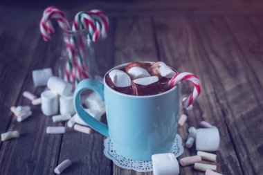 Kupa dolu sıcak çikolata ve şekerleme ve şeker kamışı ile ben