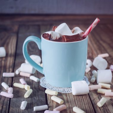 Sıcak çikolata ve şekerleme ve şeker dolu kupa  