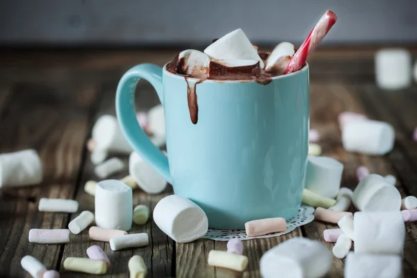 Mug filled with hot chocolate and marshmallow, candy — Stock Photo, Image