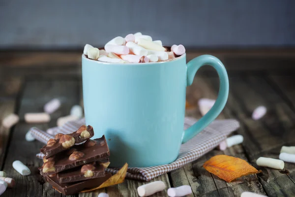 Mug filled with hot chocolate and marshmallow, with chocolate — Stock Photo, Image
