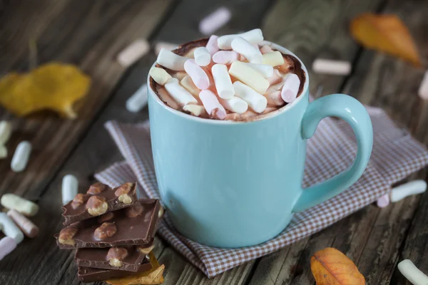 Mug filled with hot chocolate and marshmallow, with  chocolate — Stock Photo, Image