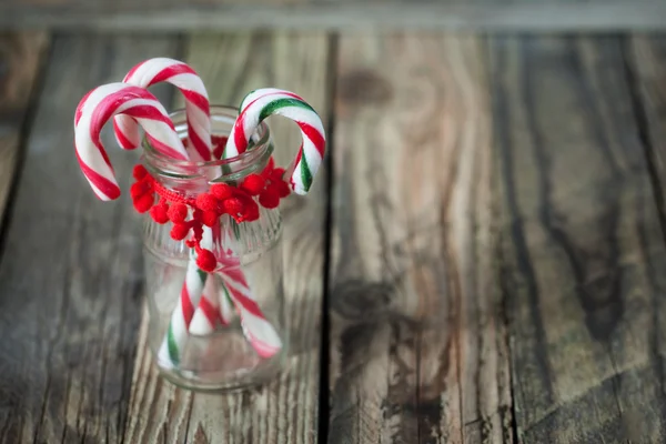 Christmas söt candys i glaset på trä bakgrund — Stockfoto