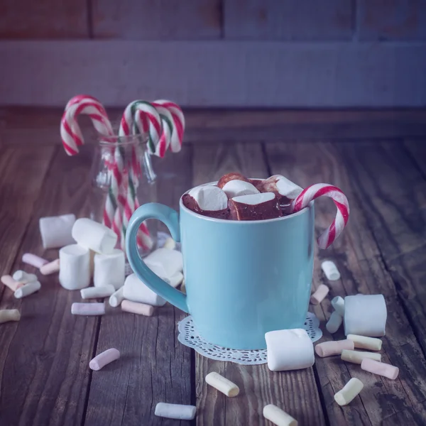 Mug filled with hot chocolate and marshmallow  and candy canes i — Stock Photo, Image