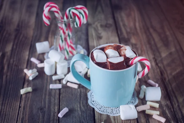 Mug filled with hot chocolate and marshmallow  and candy canes i — Stock Photo, Image