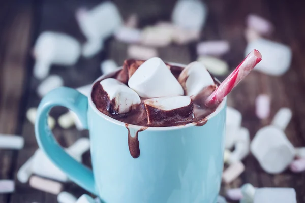 Mug filled with hot chocolate and marshmallow  and candy, , toni — Stock Photo, Image