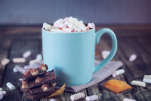 Mug filled with hot chocolate and marshmallow, with chocolate, t — Stock Photo, Image