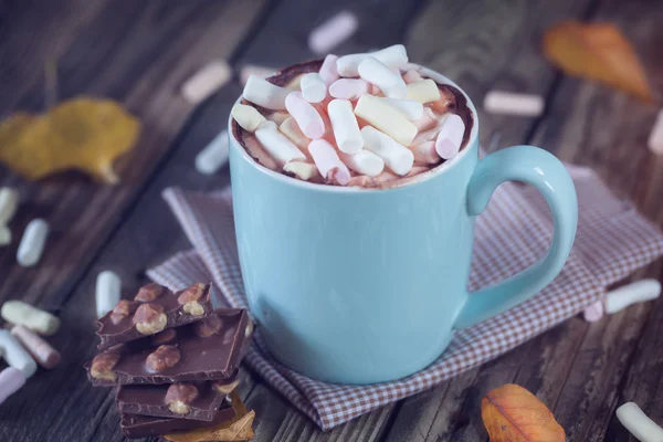 Mug filled with hot chocolate and marshmallow, with  chocolate, — Stock Photo, Image