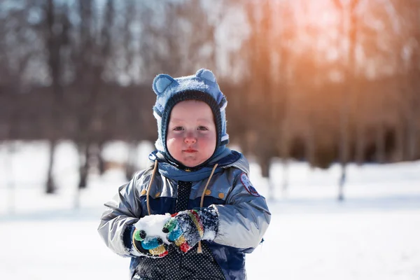 Adorable little boy at sunset on a beautiful winter day — Stock Photo, Image