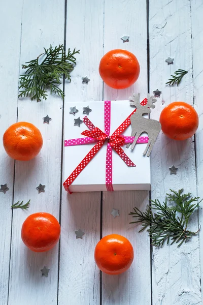 Regali di Natale con nastro rosso e mandarini, decorativo de — Foto Stock