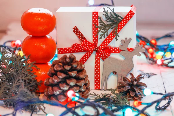 Regalos de Navidad con cinta roja y mandarinas y abeto s —  Fotos de Stock