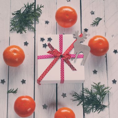 Noel hediyeleri kırmızı kurdele ve mandalina, dekoratif de ile