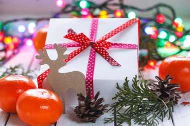 Noel hediyeleri kırmızı kurdele ve mandalina ve koniler, Aralık