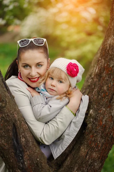 Retrato adorável mãe e filha no dia ensolarado quente da primavera — Fotografia de Stock