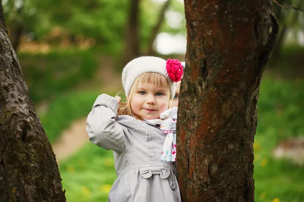 Criança bonito brilhou com felicidade, sorriso encantador — Fotografia de Stock