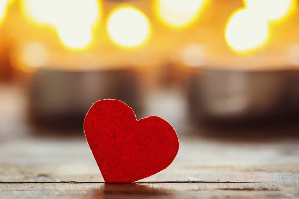 Κόκκινη καρδιά με κεριά σε φόντο φώτα, αγάπη έννοια, — Φωτογραφία Αρχείου