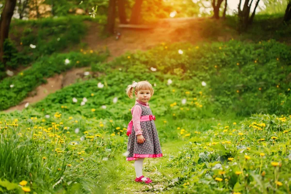 Sarı çiçek tarlasında oynarken güzel mutlu kız — Stok fotoğraf