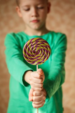 İki elini tut lolipop içinde kapalı