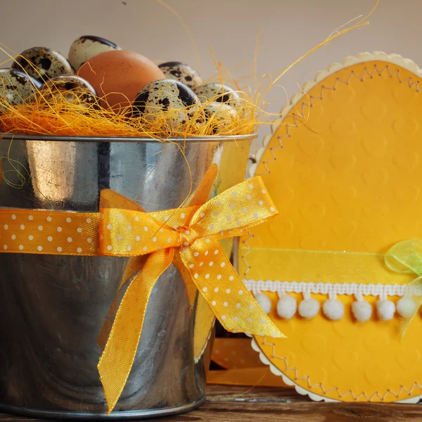 Яйца перепела крупным планом в ведре, счастливые пасхальные украшения — стоковое фото