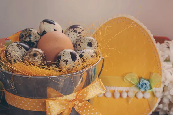 Яйца перепела крупным планом в ведре, пасхальные украшения — стоковое фото