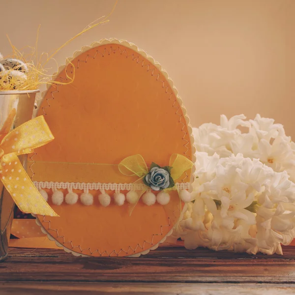Пасхальная открытка с белым гиацинтом и перепелиными яйцами — стоковое фото