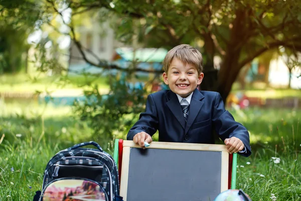 Portrait of cute school boy in the park, sunny day — Stock Photo, Image