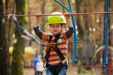 Sevimli küçük çocuk bir tırmanma macera etkin güneşli bir günde zevk