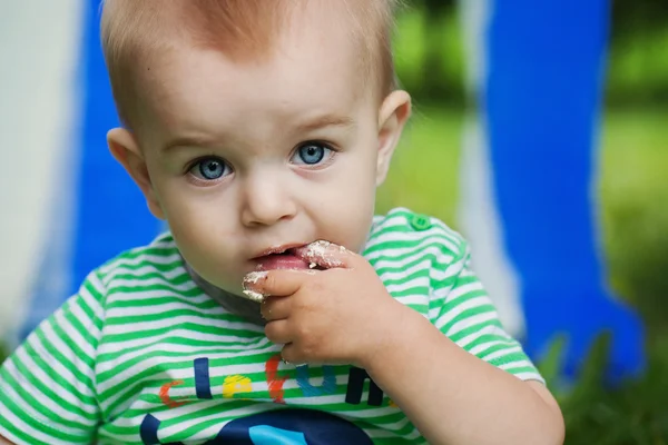 Carino bambino ragazzo con dito in la sua bocca — Foto Stock