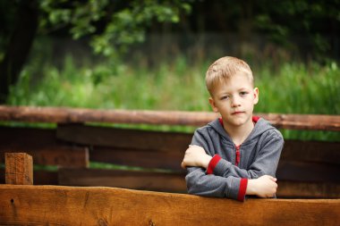  serin yakışıklı çocuk portresi