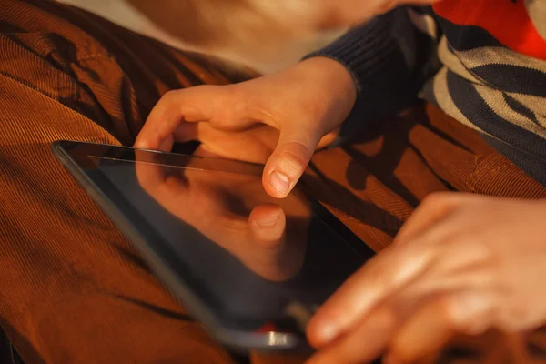 Detail dětské ruce zblízka drží digitálním tabletu — Stock fotografie