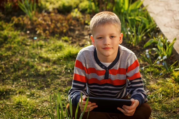 Портрет Красивый маленький мальчик с планшетным компьютером — стоковое фото