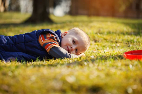 Retrato de un niño feliz en el parque —  Fotos de Stock