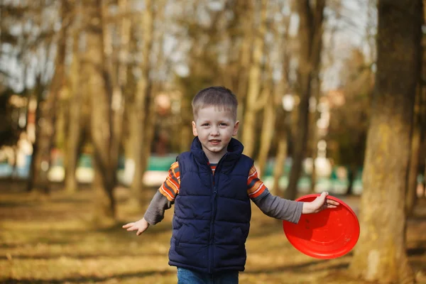 Pequeno bebê bonito jogando frisbee, oudoor — Fotografia de Stock