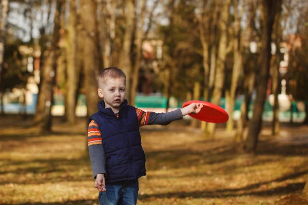 De mooie jongen frisbee spelen — Stockfoto