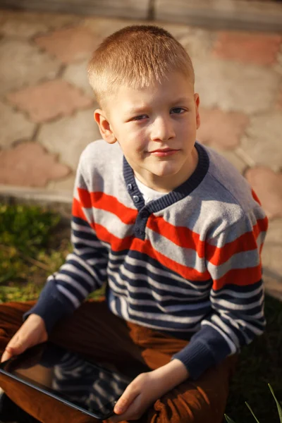 Niño con tableta al aire libre. Niño con ordenador PC —  Fotos de Stock