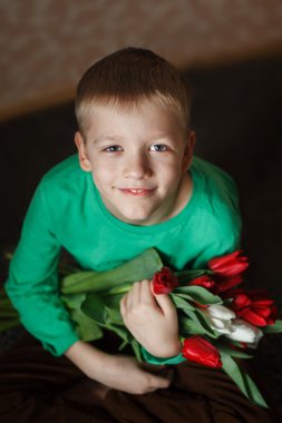 bir buket kırmızı lale odasında boy gülümseyerek
