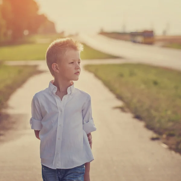 Portret van kind op de weg in de zonnige dag — Stockfoto