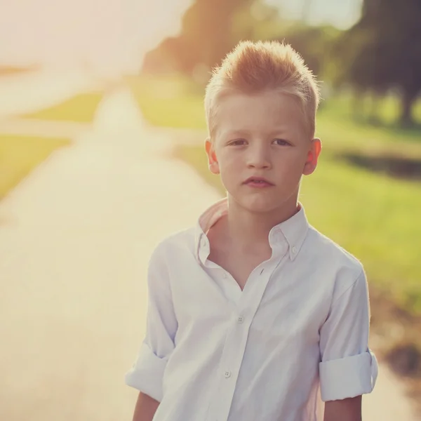 Retrato de un niño agradable en la carretera en el día soleado — Foto de Stock