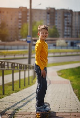 Etkin çocukluk. Serin yakışıklı patenci çocuk. Buz pateni kaykaycı