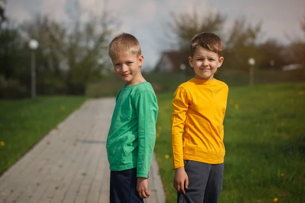 Dvě děti stojící zády k sobě. Dvě veselé chlapci Pá — Stock fotografie